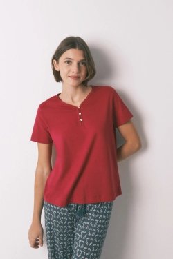 Червона бавовняна футболка з V-подібним вирізом