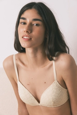 CHARMING Трикутний бюстгальтер з наповнювачем і мереживом в бежевому кольорі