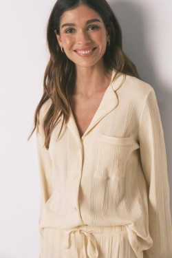 Длинная пижама из жёлтого хлопка с рельефной текстурой.