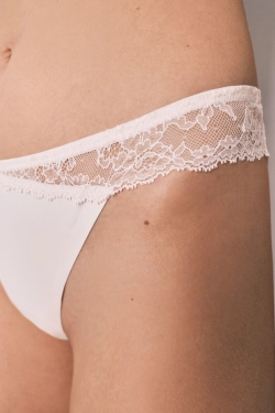 Трусики-танга из микрофибры и кружева, розовые.