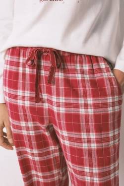 Довгі червоні штани у клітинку
