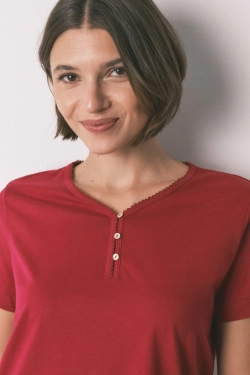 Червона бавовняна футболка з V-подібним вирізом