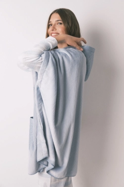 Коротке флісове пончо з рельєфною фактурою