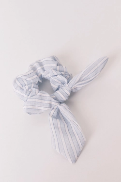 Блакитна резинка в смужку з бантом