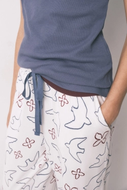 Длинные белые брюки с принтом птиц