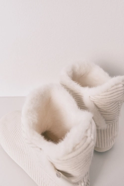 Домашні капці-чобітки білі з люрексом в рубчик