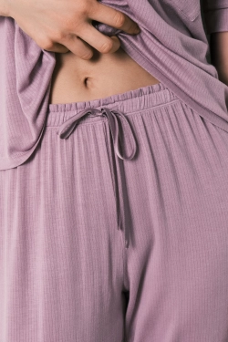 Рожева піжама капрі з м'якої тканини в сорочковому стилі