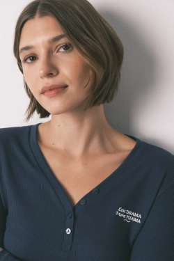 Синя футболка з довгими рукавами та вафельною текстурою