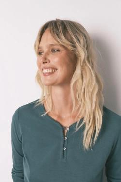 Зеленая футболка с длинными рукавами из 100% хлопка