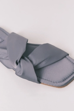 Плоские сандалии из атласа синевато-серого цвета