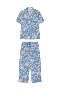 Класична піжама з штанами-капрі синього кольору з квітковим принтом