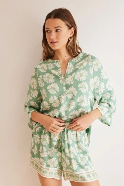 Классическая пижама с шортами с цветочным принтом