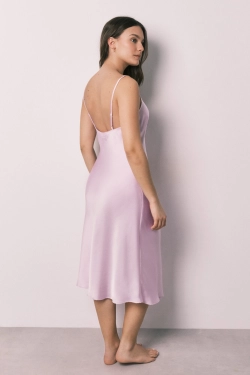 Атласная ночная рубашка миди на бретелях