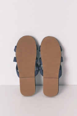 Домашние тапочки из атласа с перекрещенными ремешками.