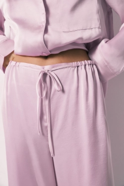 Довга атласна піжама сорочкового крою