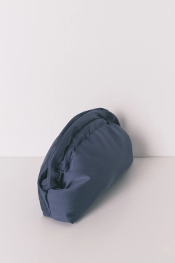 Синяя косметичка из атласа с клапанной застёжкой