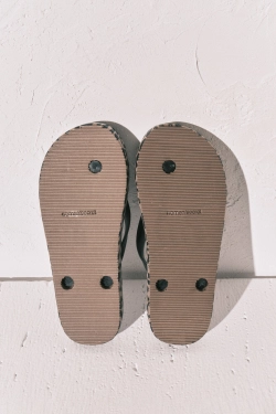 Широкі сандалі з анімалістичним принтом