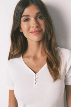 Футболка в рубчик з мереживом та перламутровими ґудзиками