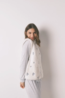 Короткий жилет з м'якого флісу білий з вишивкою