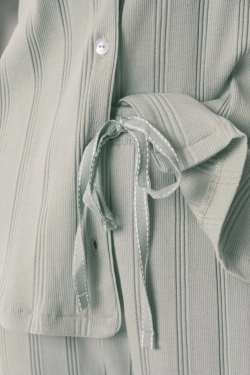 Довга піжама зі зеленої рельєфної бавовни.