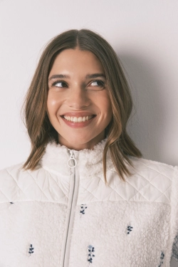 Короткий жилет з м'якого флісу білий з вишивкою