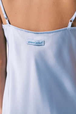 Атласная ночная рубашка миди на бретелях