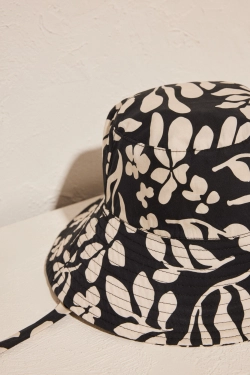 Двусторонняя черно-белая шляпа с цветочным принтом