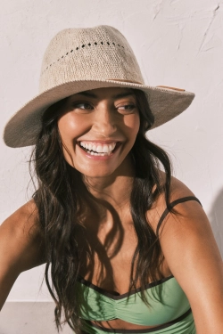 Бежевая шляпа с эффектом рафии