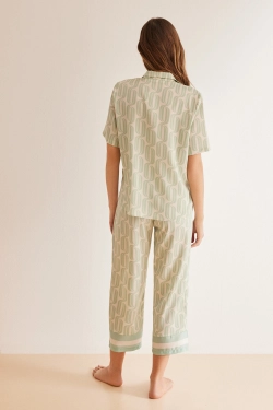 Класична піжама зі штанами-капрі з геометричним принтом
