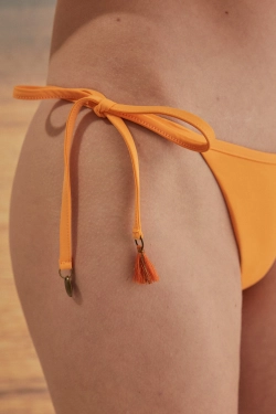 Трусики-бикини оранжевого цвета с завязками по бокам