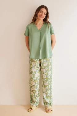 Зеленая пижама с цветочным принтом