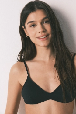 Черный топ бикини с V-образным вырезом