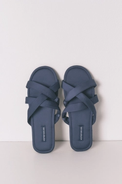 Домашние тапочки из атласа с перекрещенными ремешками.