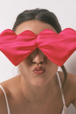 Красная маска для сна «сердца»
