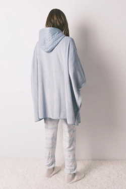 Коротке флісове пончо з рельєфною фактурою