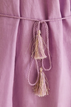 Сукня-кафтан з льону бузкового кольору