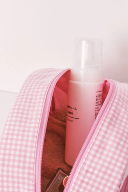 Розовая стеганая косметичка в клетку и полоску