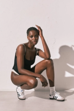 Чорно-білий купальник з відкритою спиною