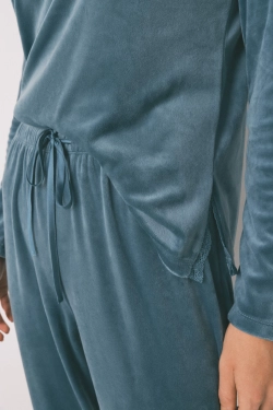 Длинная зеленая бархатная пижама