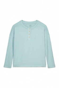 Зеленая футболка с длинными рукавами