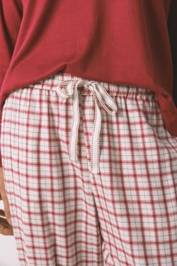 Довгі білі штани у клітинку