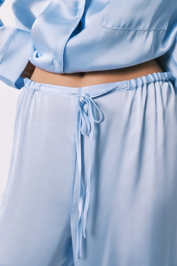 Довга атласна піжама сорочкового крою