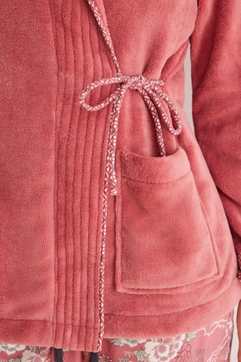 Розовый флисовый халат с запахом