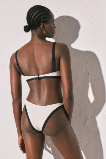 Трусики-бикини бразилиана в черно-белом цвете