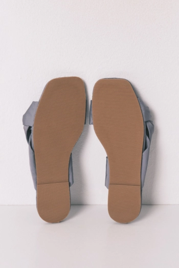 Плоские сандалии из атласа синевато-серого цвета