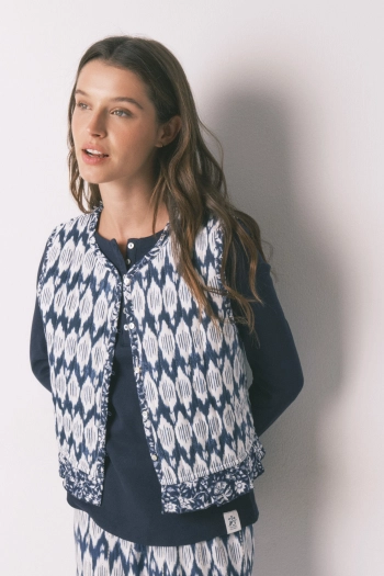 Стёганый жилет с принтом в бохо‑стиле