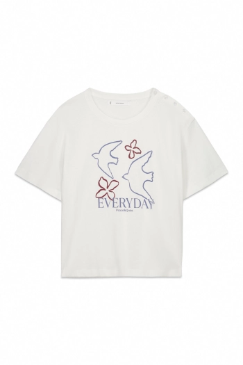 Белая футболка с коротким рукавом из хлопка.