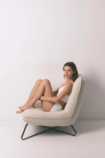 Бесшовный белый топ в рубчик