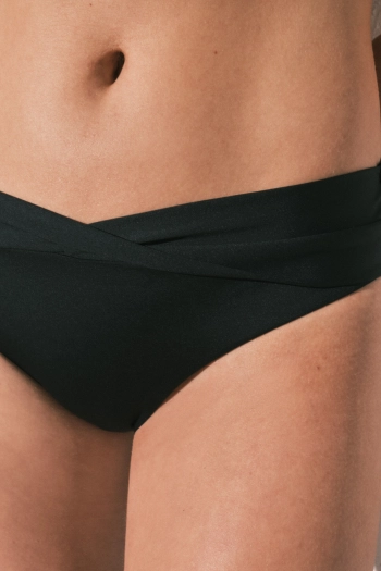 Чёрные трусики-бикини средней-высокой посадки