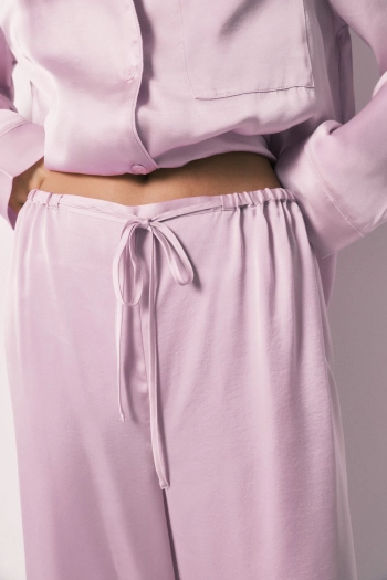 Довга атласна піжама сорочкового крою